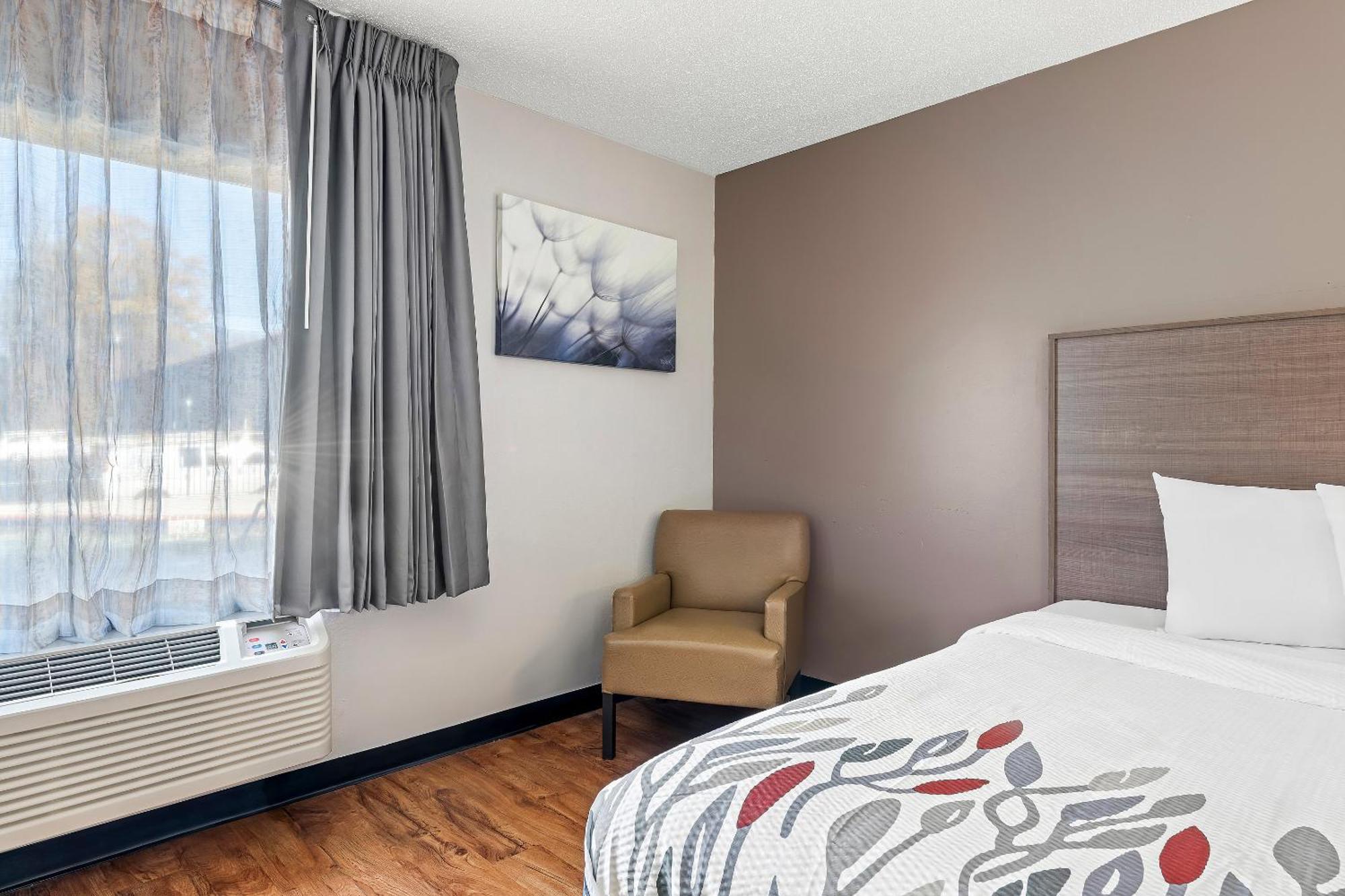 Red Roof Inn Charlotte - University Bagian luar foto